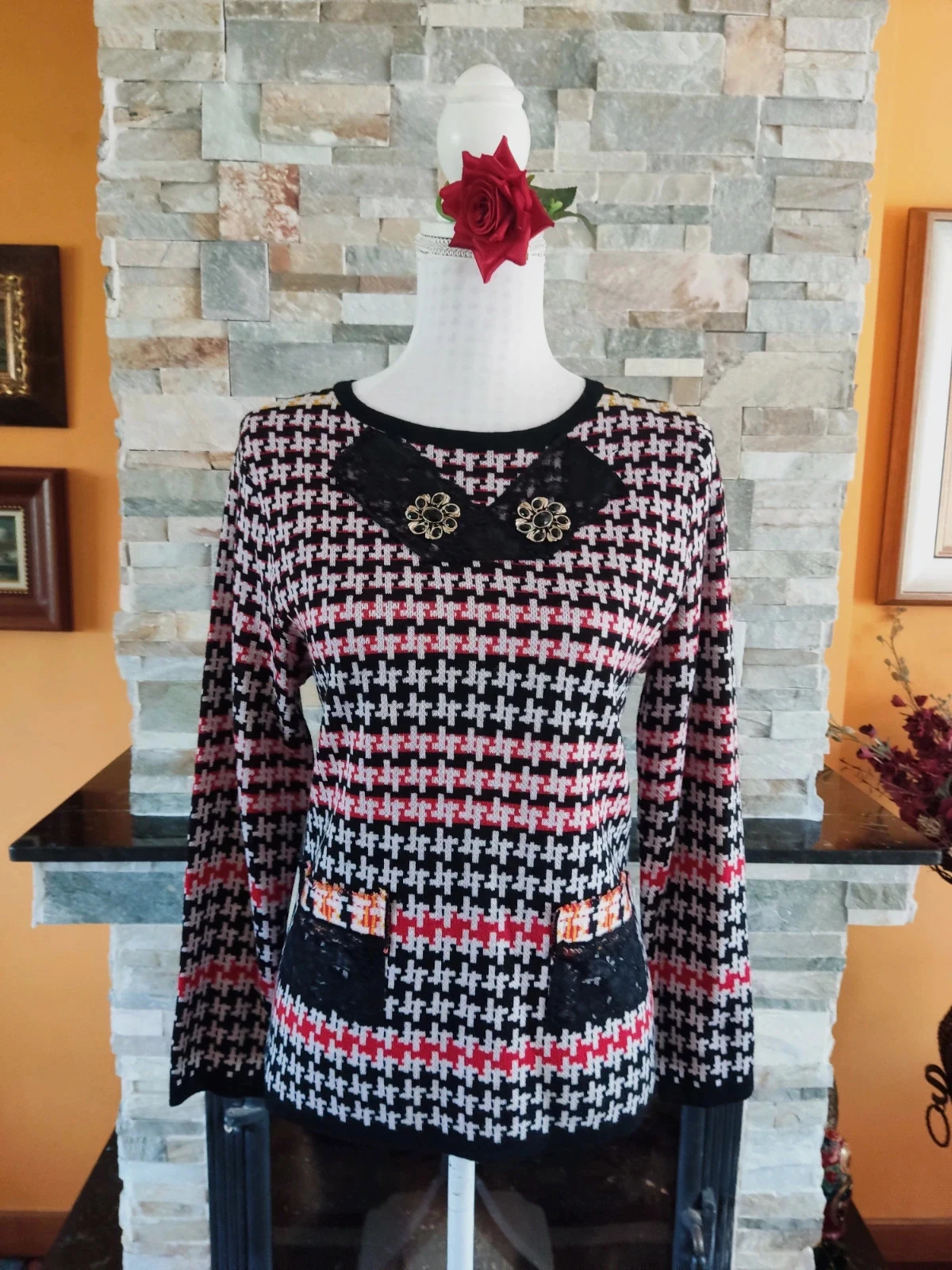 🔥 Jersey tonos negro, rojo y blanco con estampado pata de gallo y aplicaciones de blonda y botones