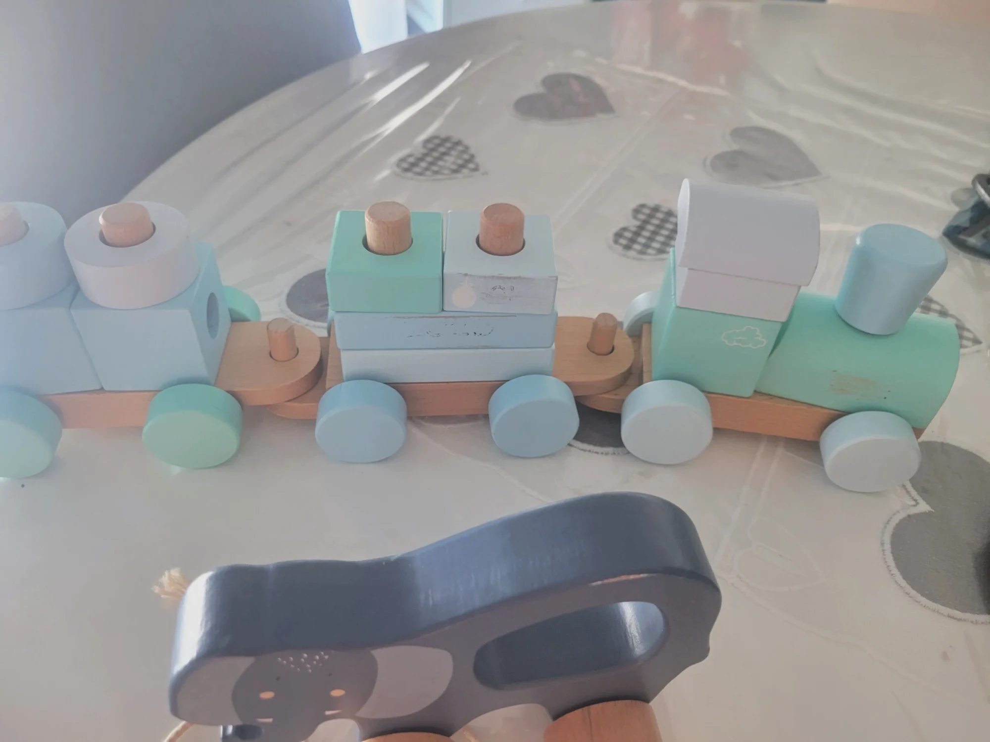 Lot de jouets en bois 1 train avec formes a empiler et 1 éléphant a tirer 