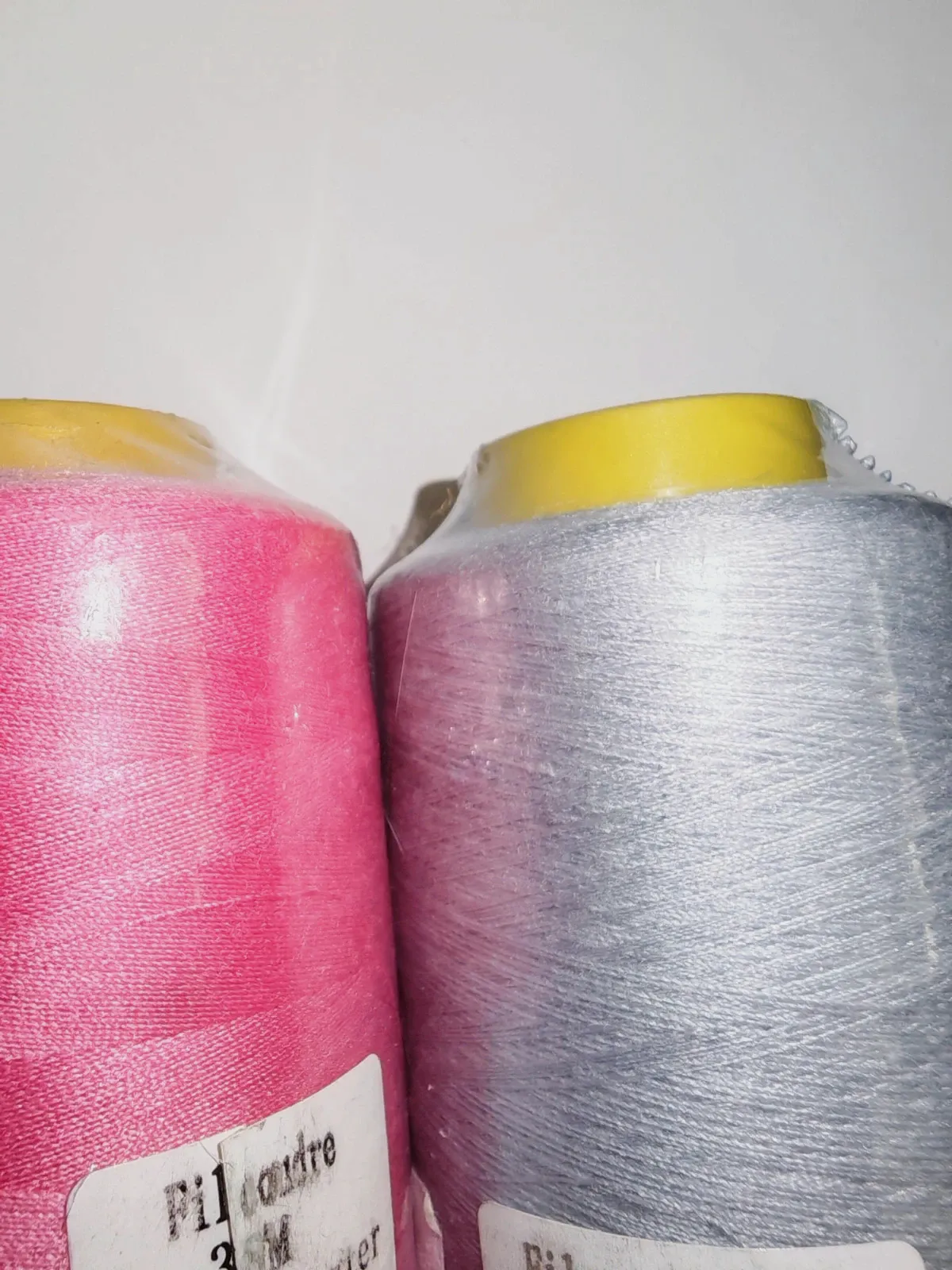 Lot de 3 grandes bobines de fil à coudre polyester 2743 m – Gris clair & Rose fuchsia 2