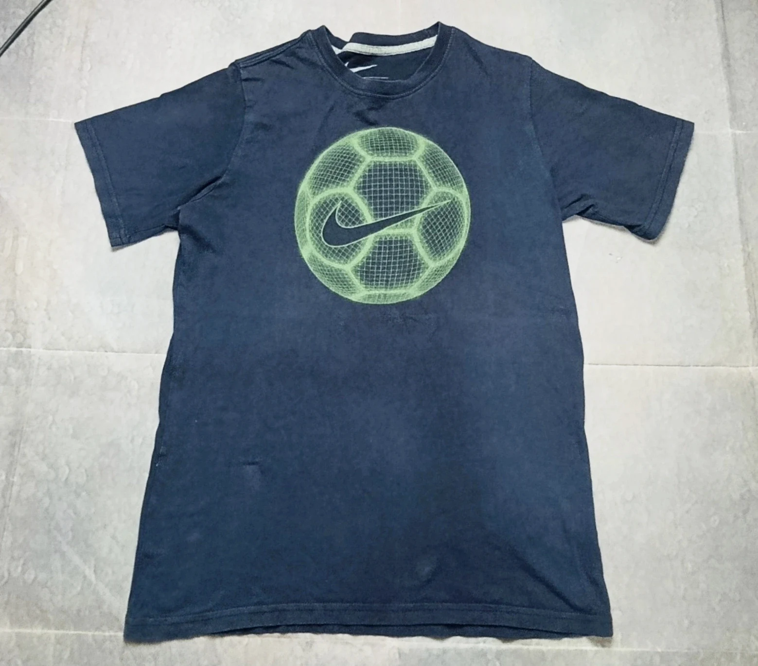 Vintage Nike Kids Football Graphic Tee - Size L (12-13 Y) Streetwear – Nike – taille 12 ans / 152 cm