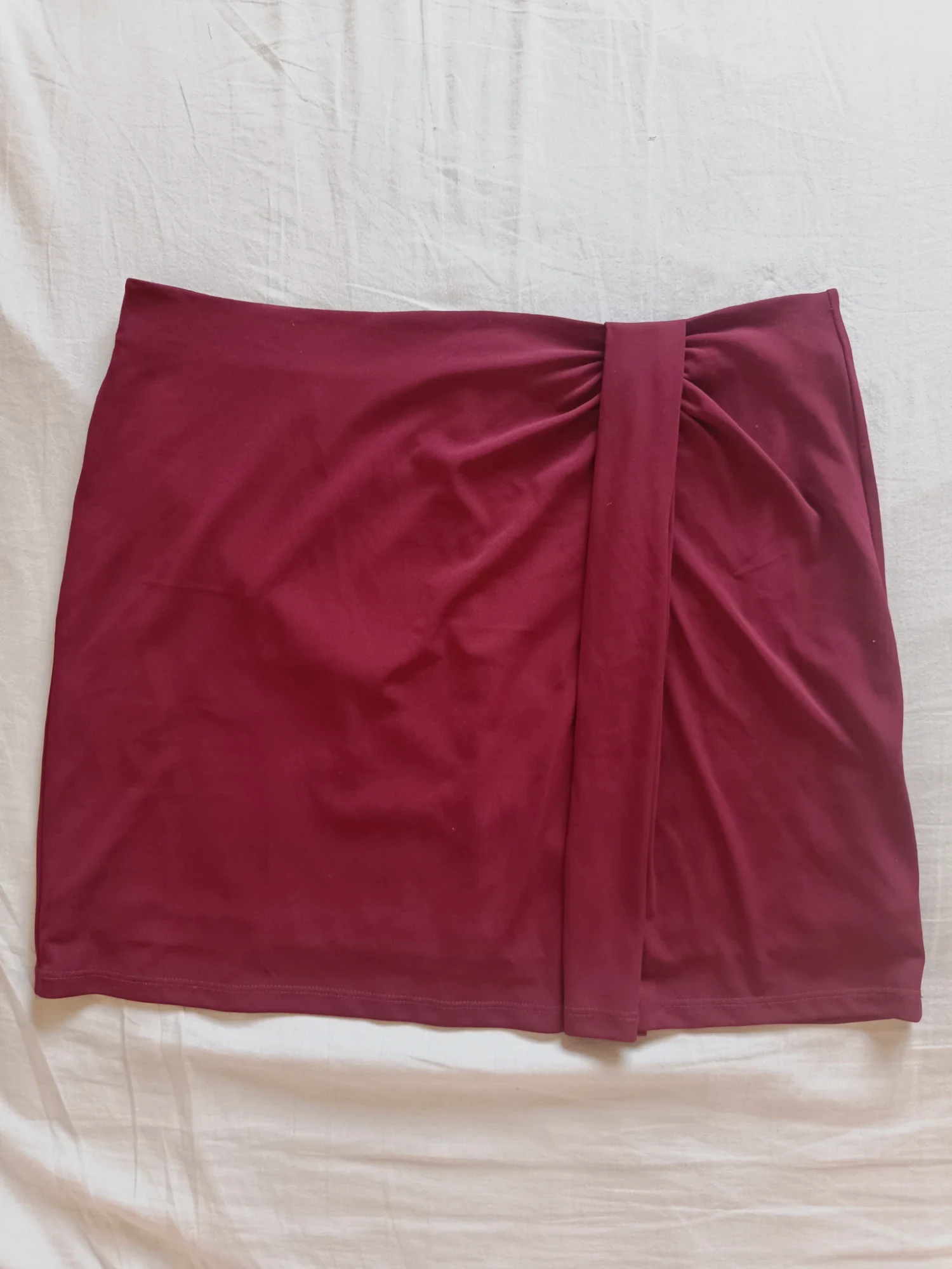 Falda corta granate con detalle fruncido Naf Naf – Naf Naf – taille XL