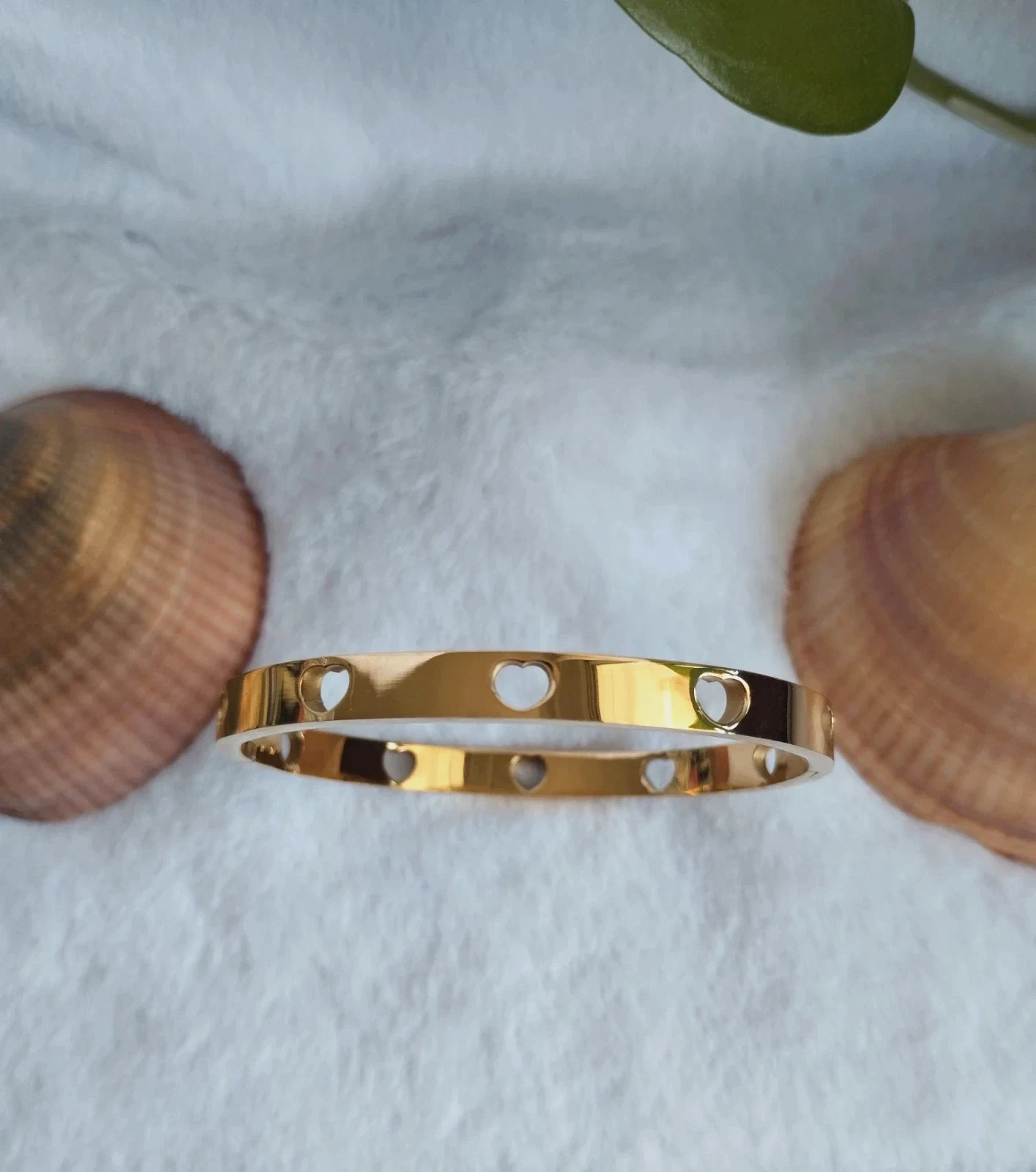 Pulsera dorada corazones. Acero inoxidable