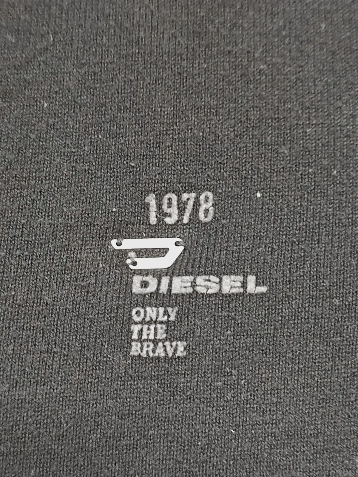 Pull col V Diesel noir en maille fine – Diesel – taille M 2