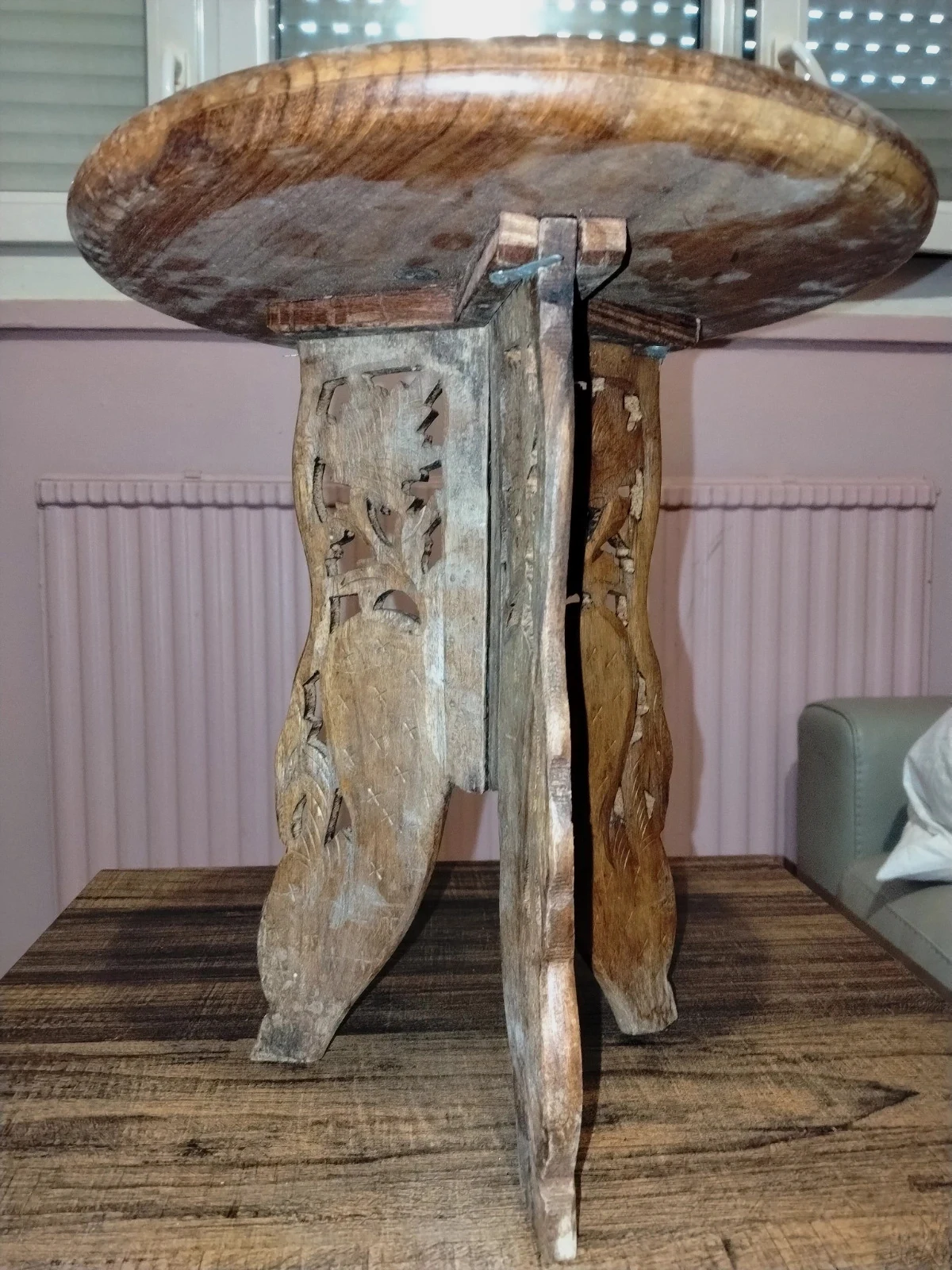 Petite table d'appoint bois sculpté indien vintage