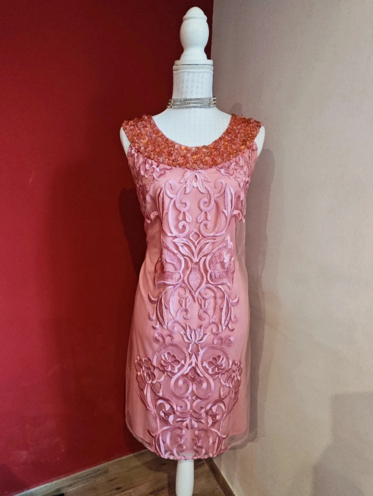 🌺 Elegante vestido de gasa rosa con bordados delante y cuello de abalorios