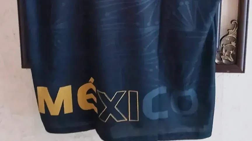T-shirt noir et doré México à motifs aztèques – Sans marque – taille XL 3