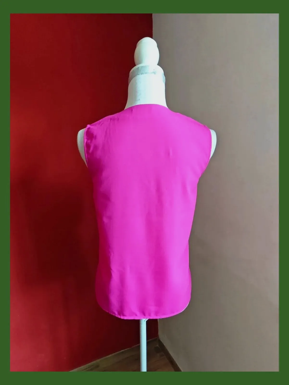 🌺Blusa fucsia con remaches dorados en escote – Sfera Basic – taille M / 38 / 10 4