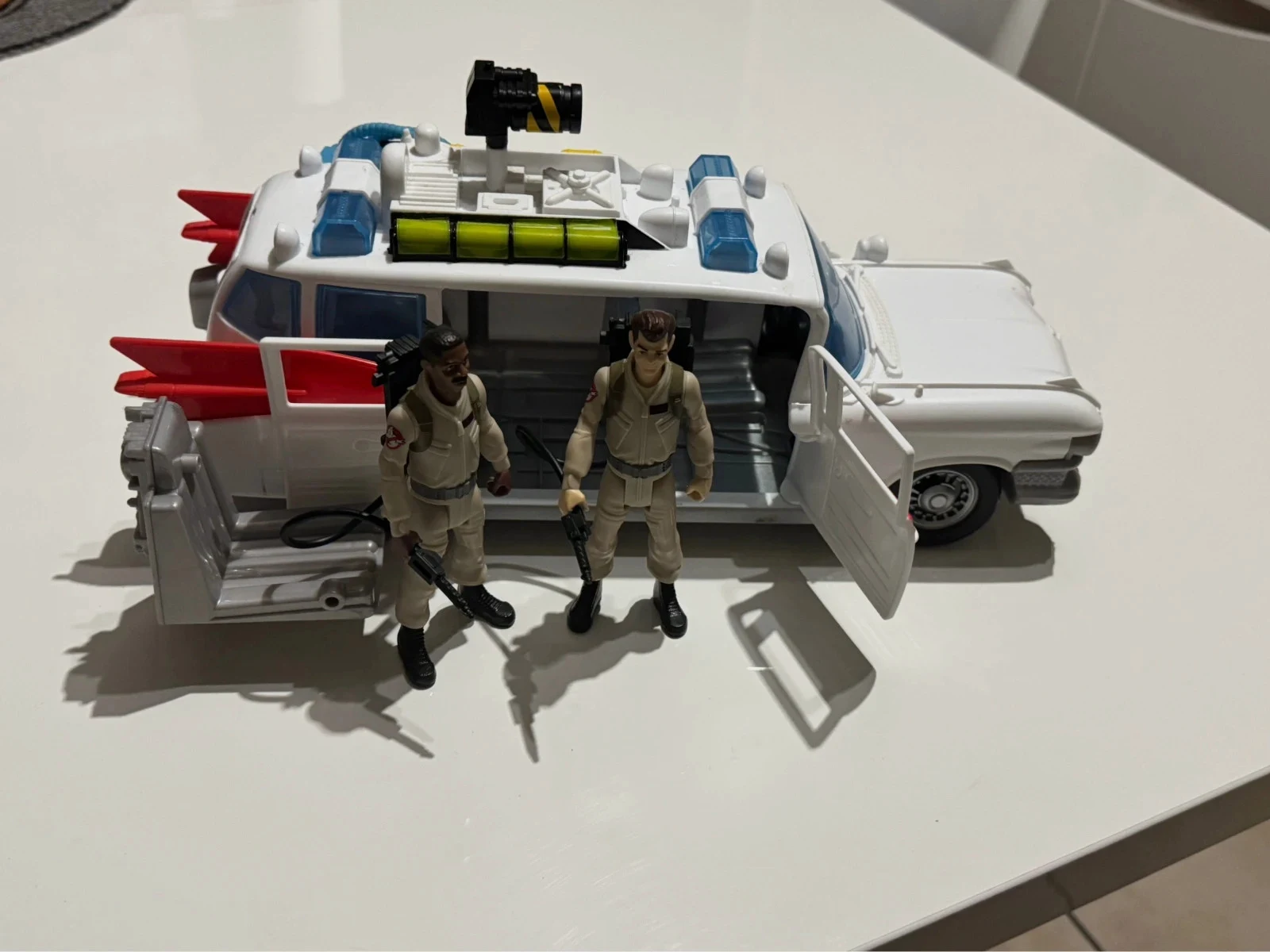 Voiture Ecto-1 Ghostbusters et deux figurines