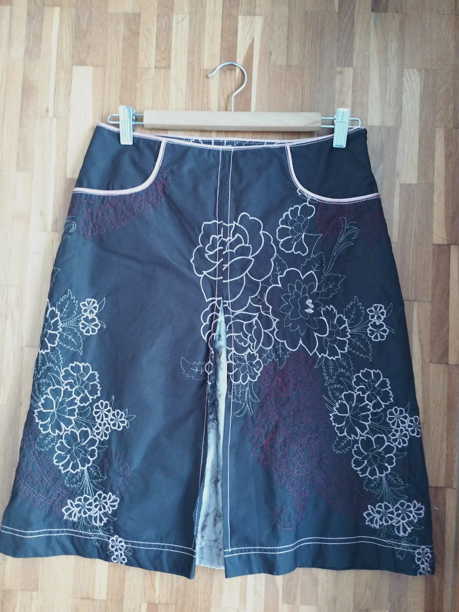 Falda marrón con bordados florales Alba Conde.Talla40