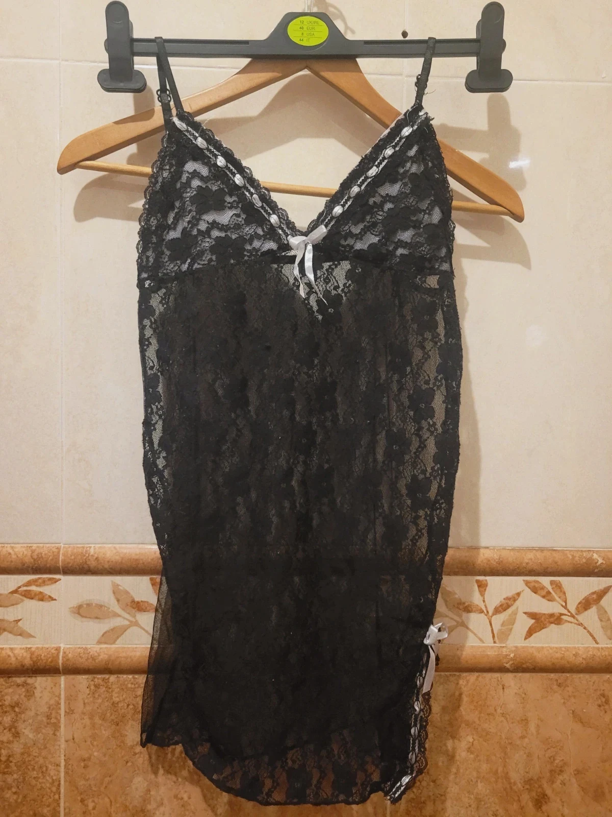 Body de encaje negro con detalles de lazos blancos talla s