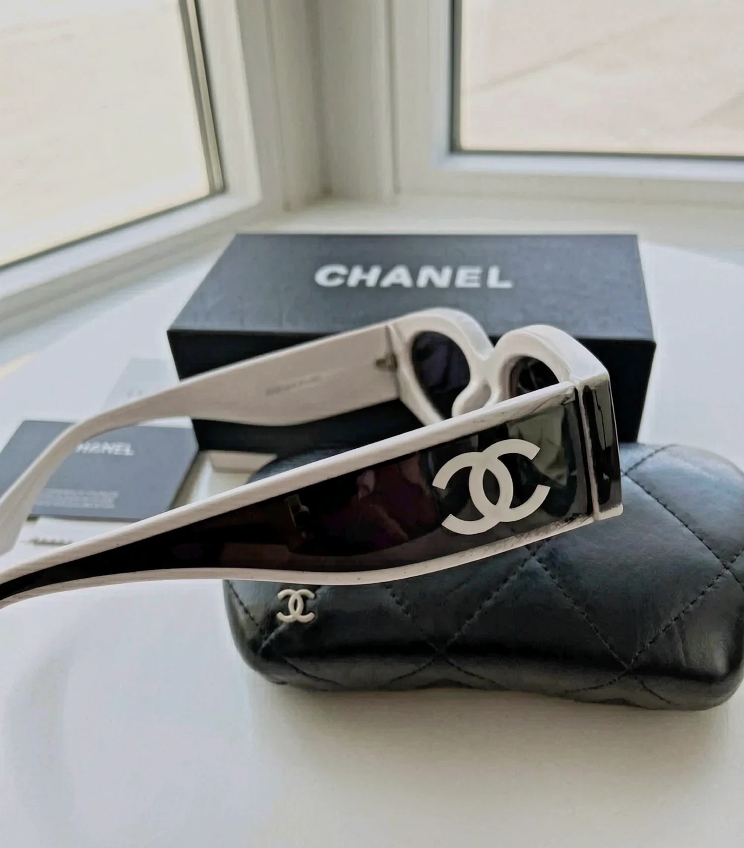 Lunettes de soleil Chanel noires