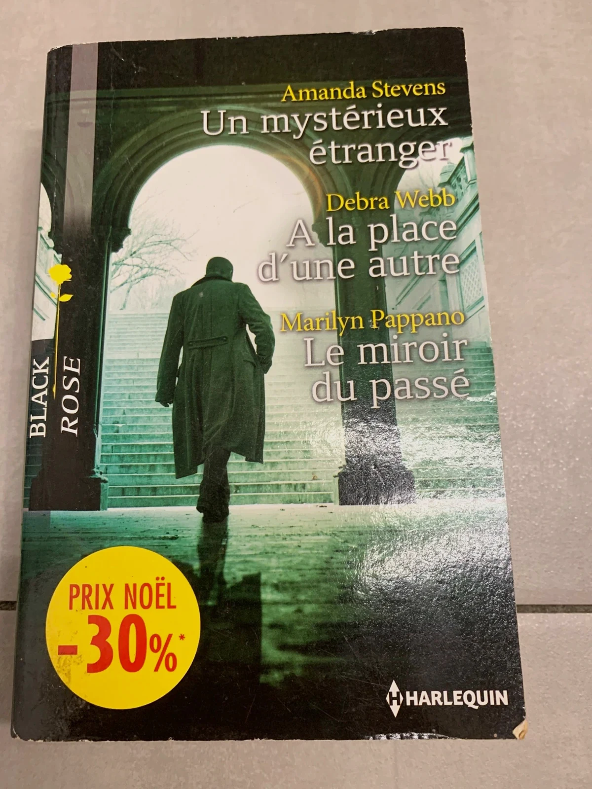 Livre Un mystérieux étranger / À la place d’une autre / Le miroir du passé black rose harlequin