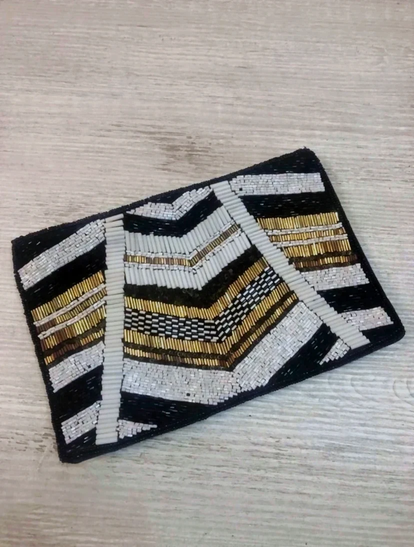 Pochette clutch motifs géométriques noir or