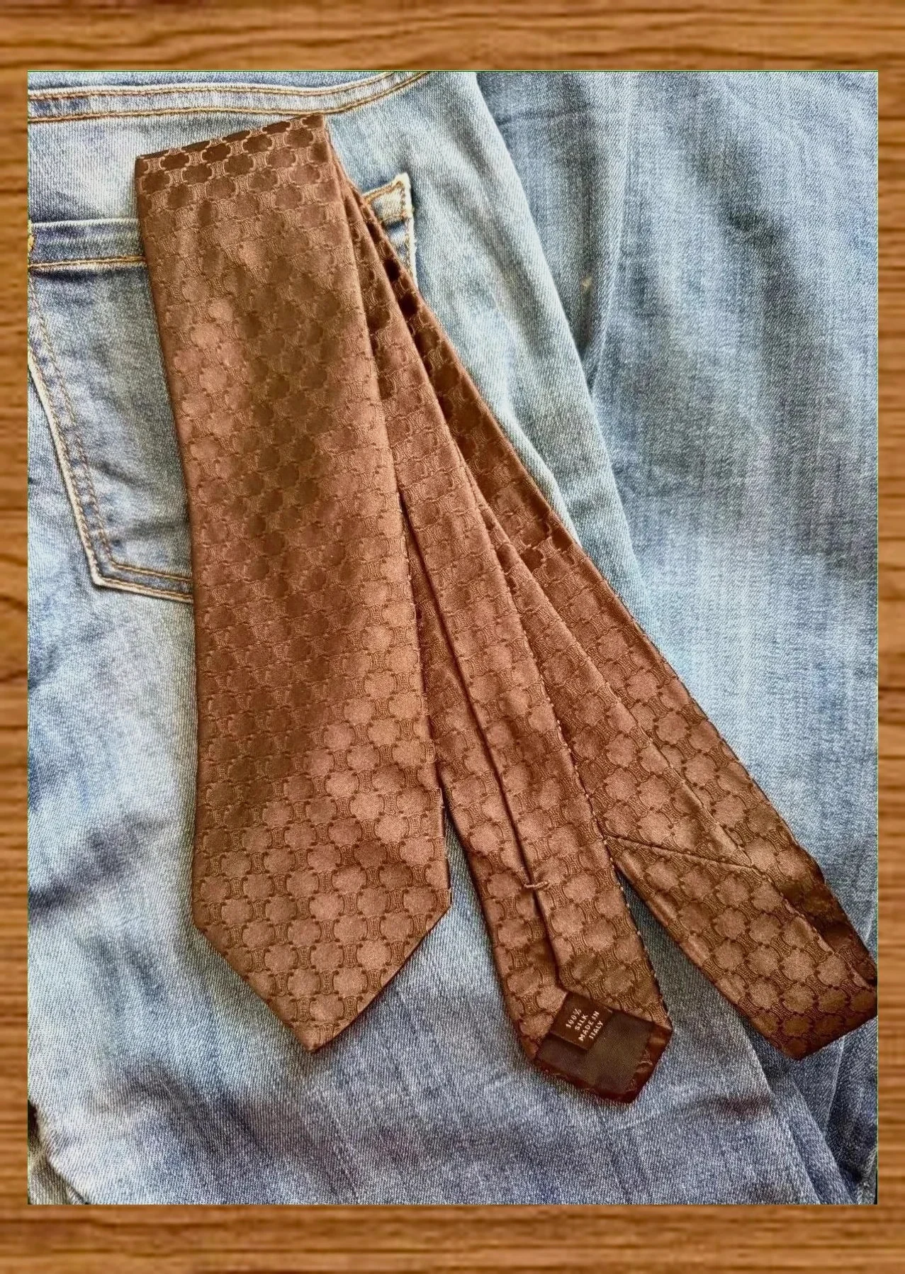 Divina corbata marca celine , 100% seda , color marrón 😍