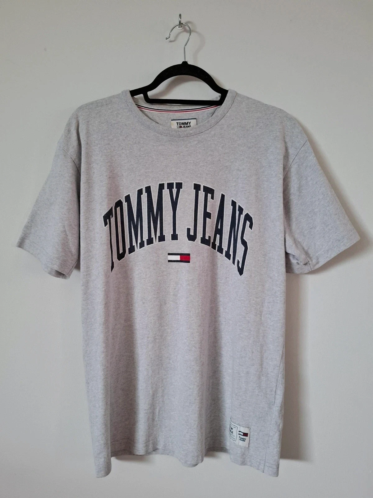 Camiseta Tommy Jeans Gris – Talla M