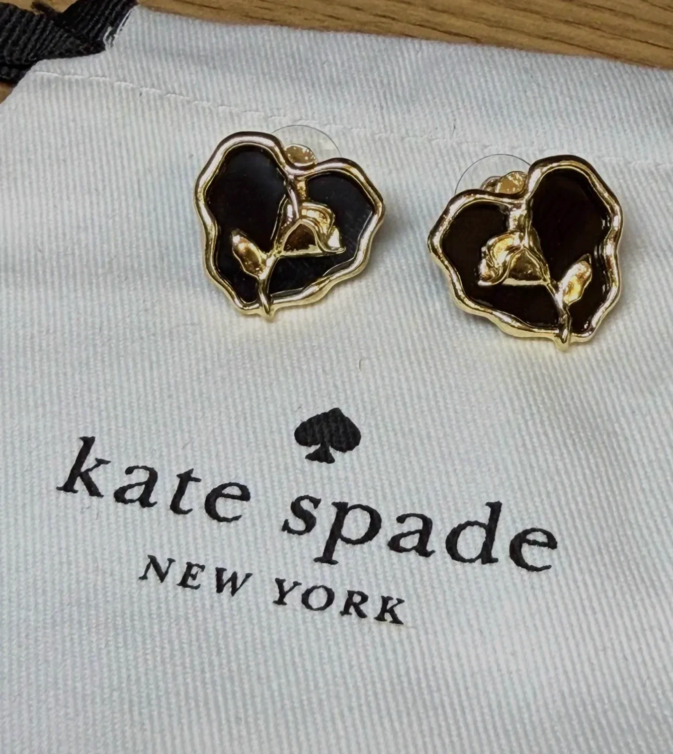 Kate Spade boucles d'oreilles cœur noir doré