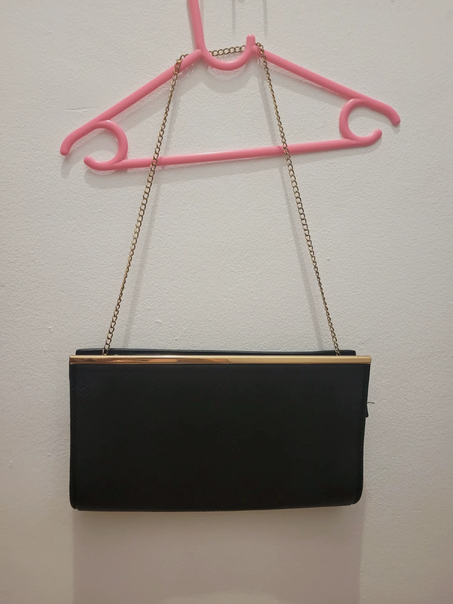Bolso de mano negro Atmosphere con cadena dorada