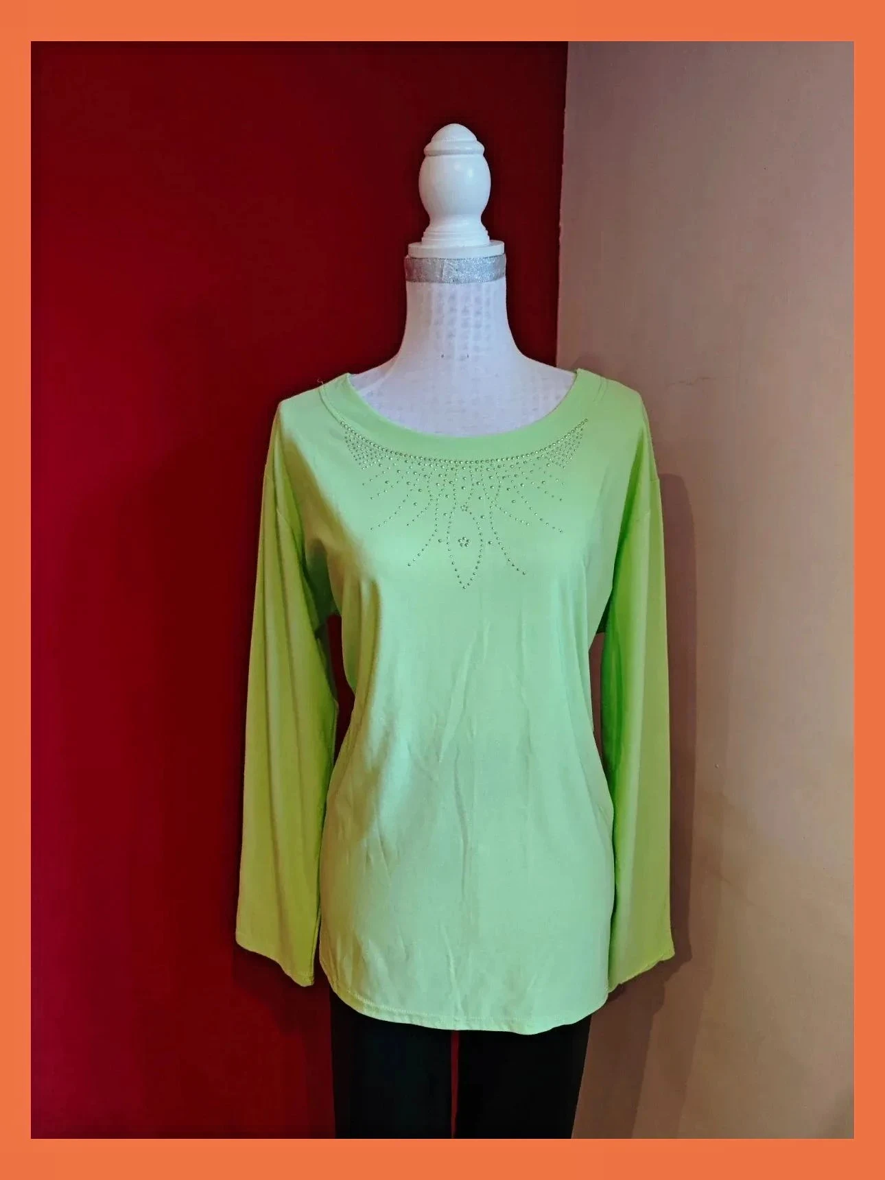🌺 Camiseta verde menta claro con brillantitos plateados en escote