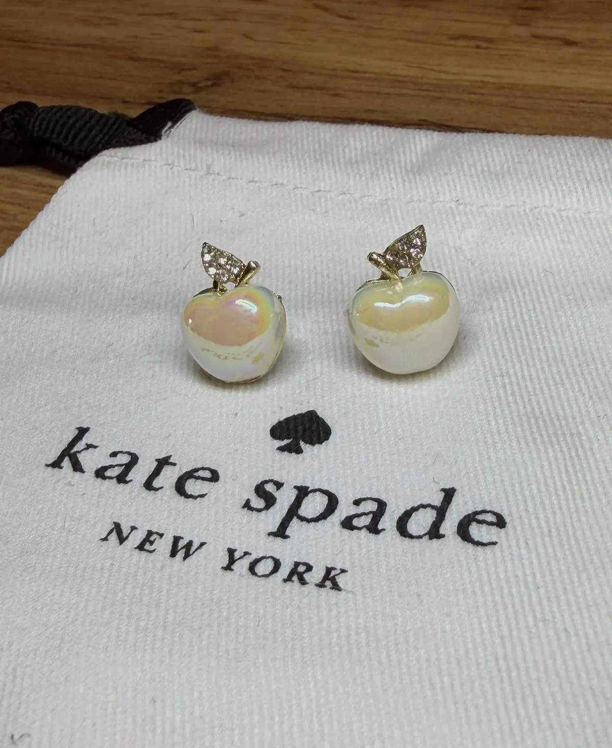 Boucles d'oreilles Kate Spade en forme de pomme nacre – Kate Spade – taille Taille unique 2