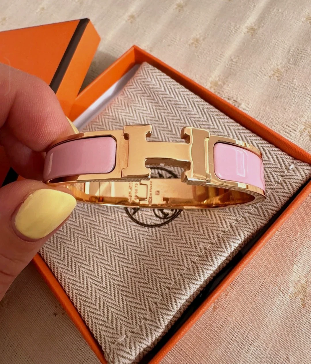 Bracelet Hermès Clic H émail rose en GM 