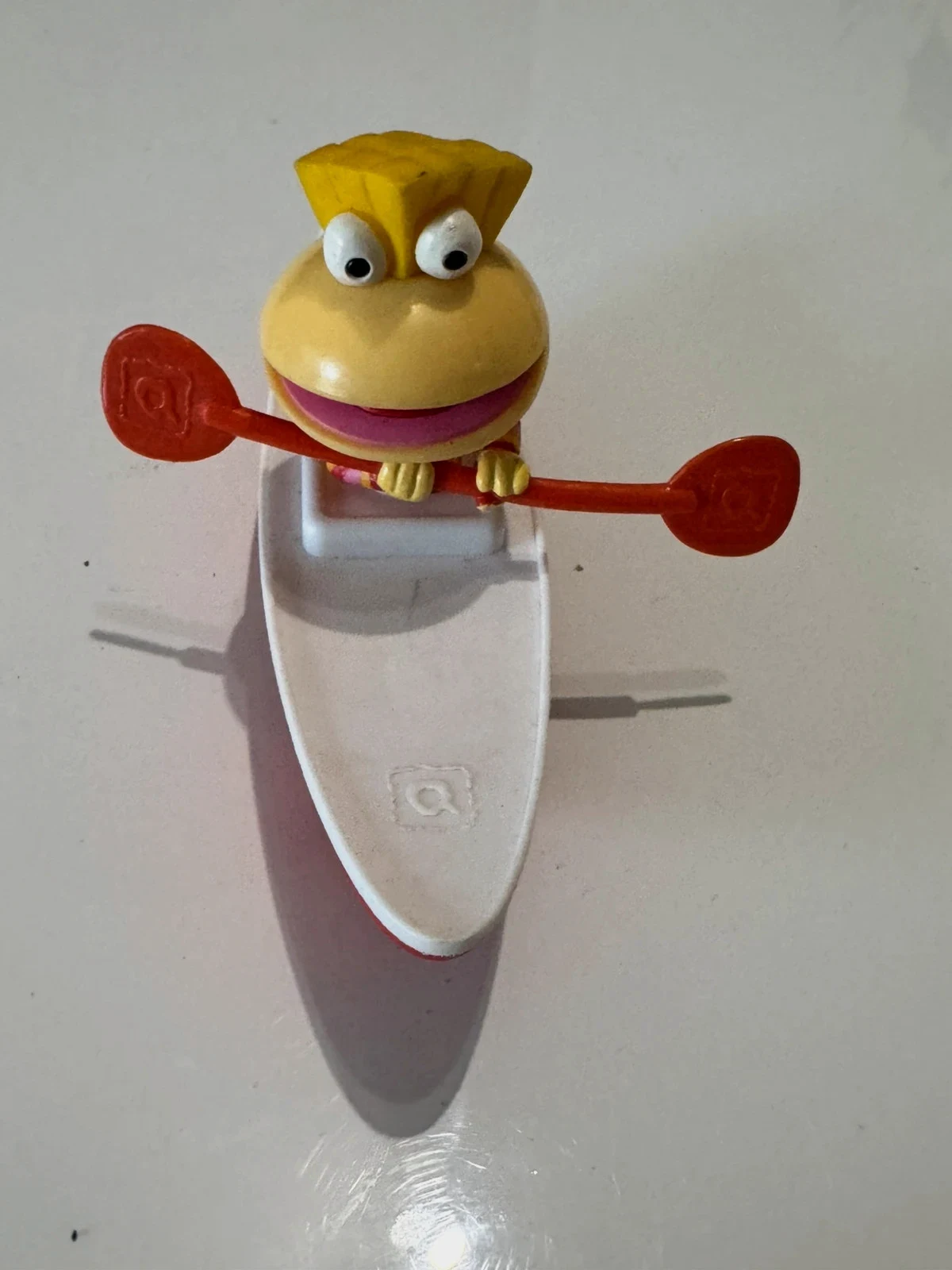 Figurine Quickos sur canoë à friction