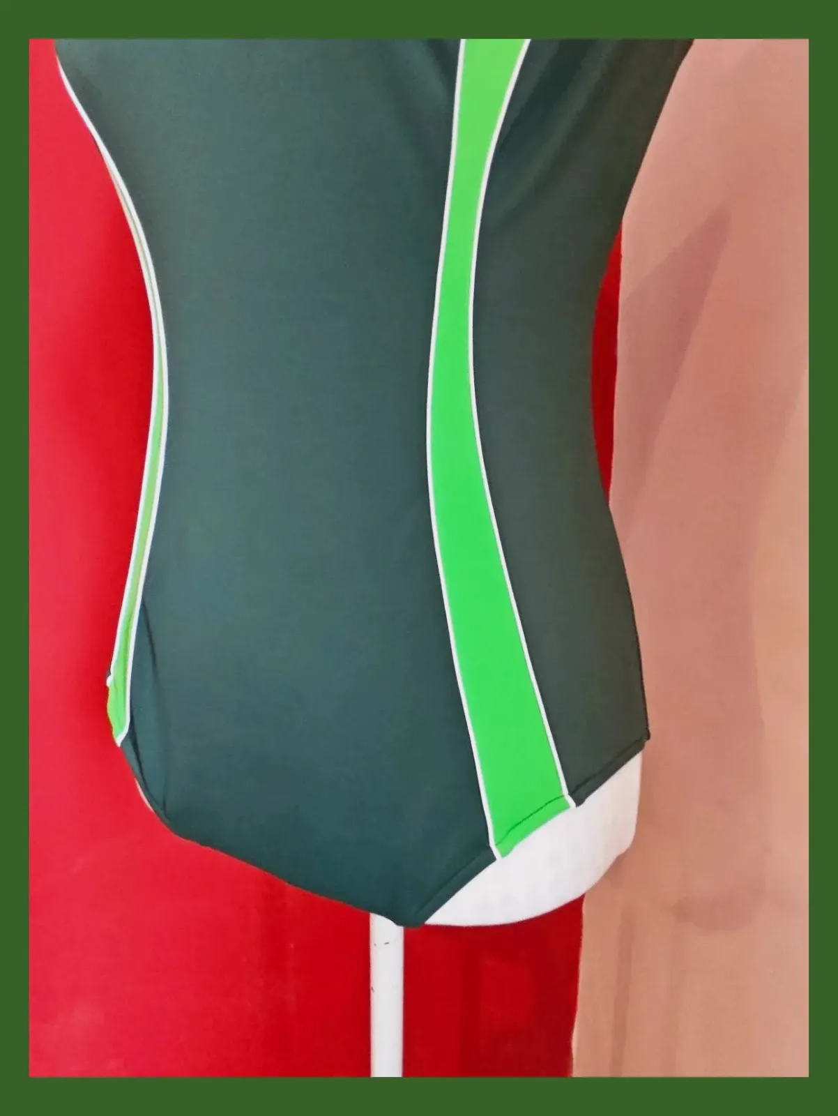 🌺 Bañador verde caqui con ondas verticales verde pistacho y blanco – Deidad – taille L / 40 / 12 4