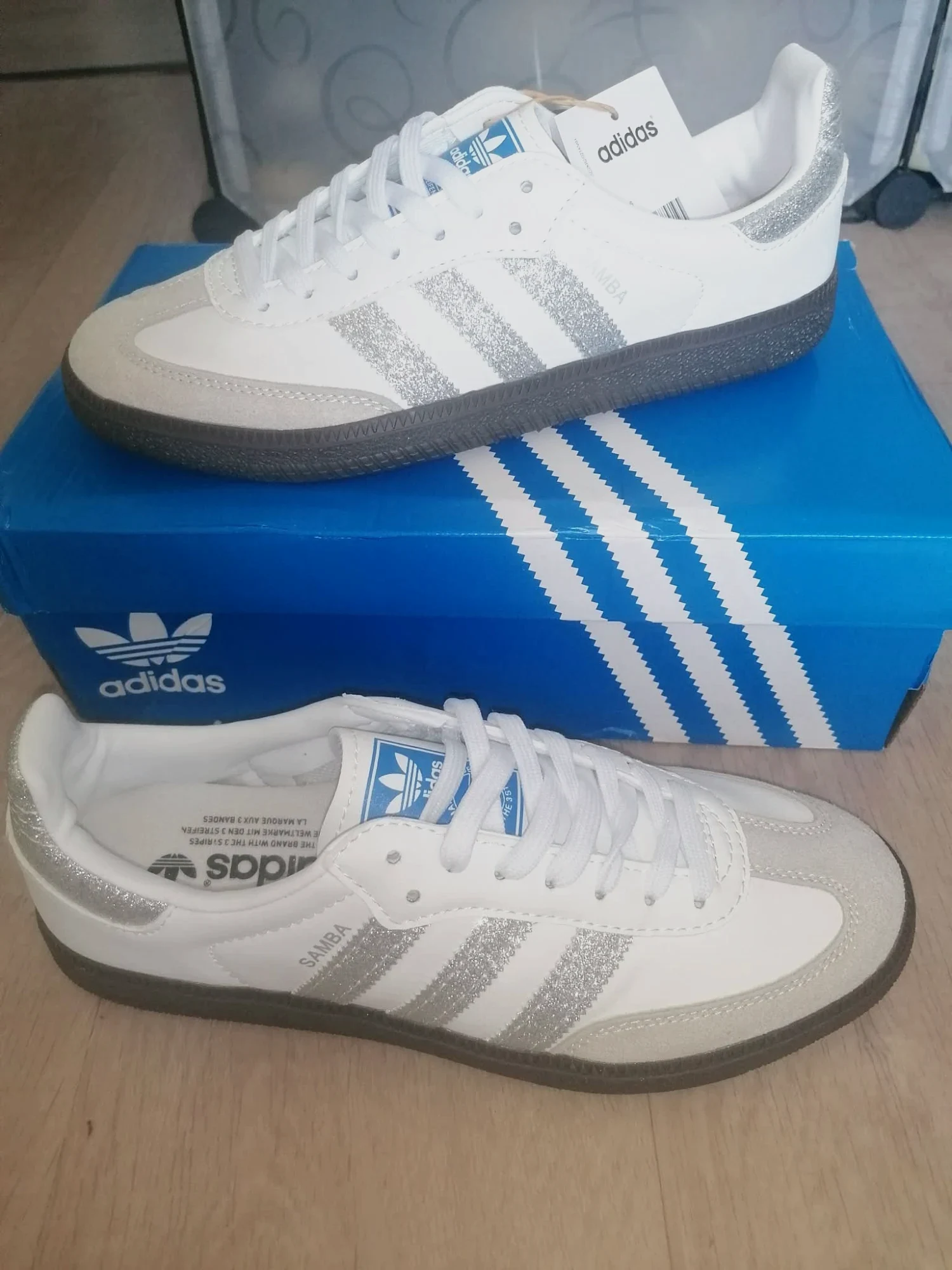 Baskets Adidas Samba blanches avec bandes argentées