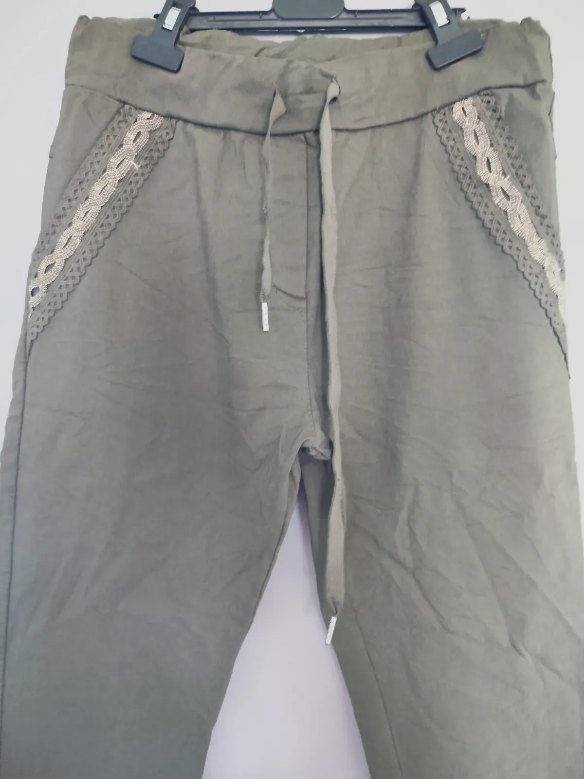 Pantalon fluide vert kaki Capucine Moda avec dentelle – Capucine Moda – taille Taille unique 2