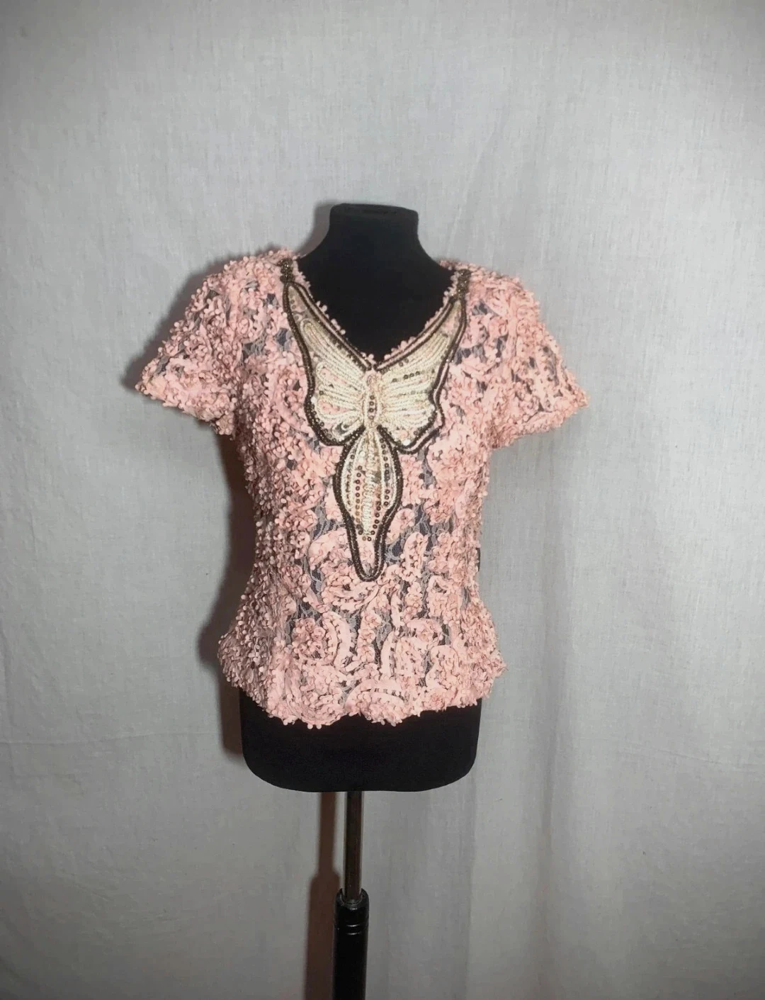 Blusa de Encaje Floral Rosa y Dorada | Pink and Gold Floral Lace Blouse