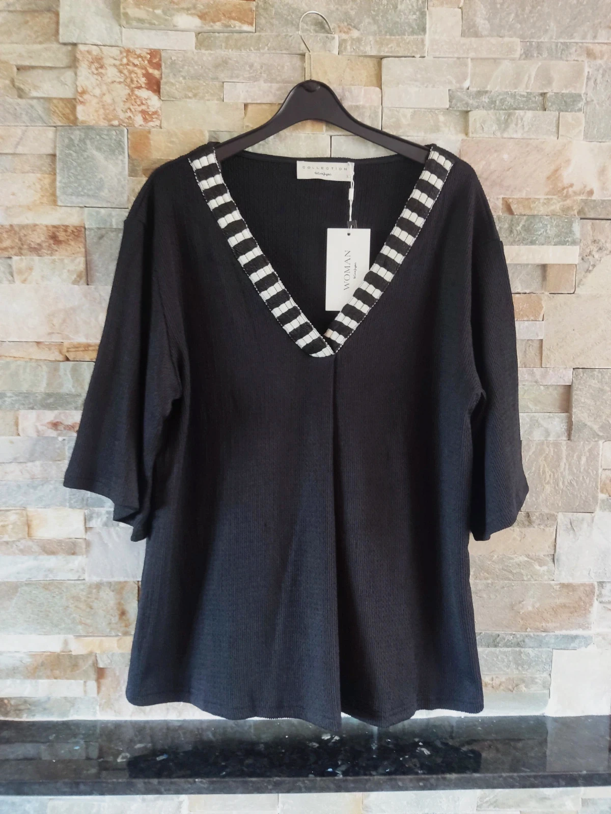 🔥Blusa de punto negro acanalado con cinta blanco y negro en cuello, de El Corte ingles