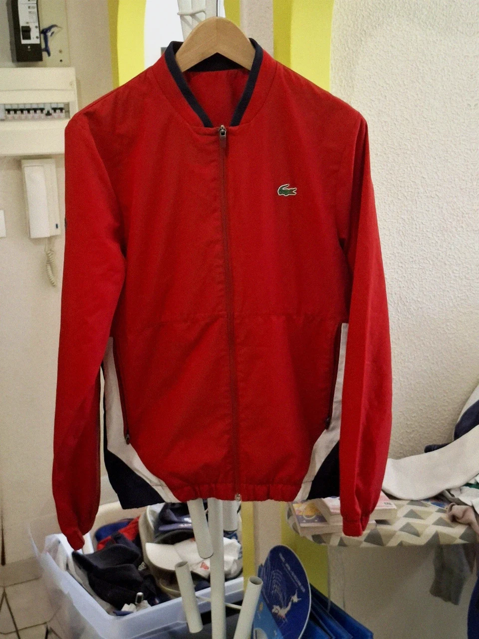 Lacoste Veste Sport / Coupe-Vent Rouge & Bleu Marine (Modèle WH9512)