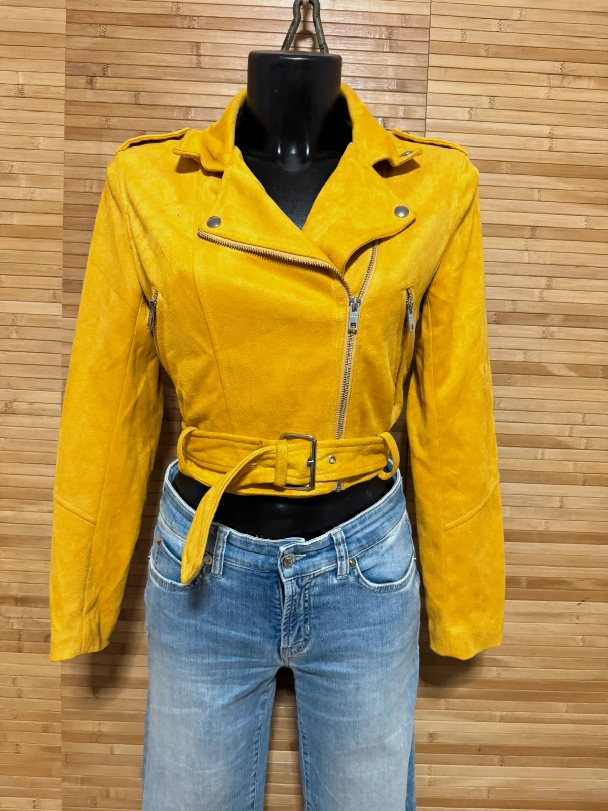 Chaqueta corta antelina color mostaza de Bershka talla M 😍