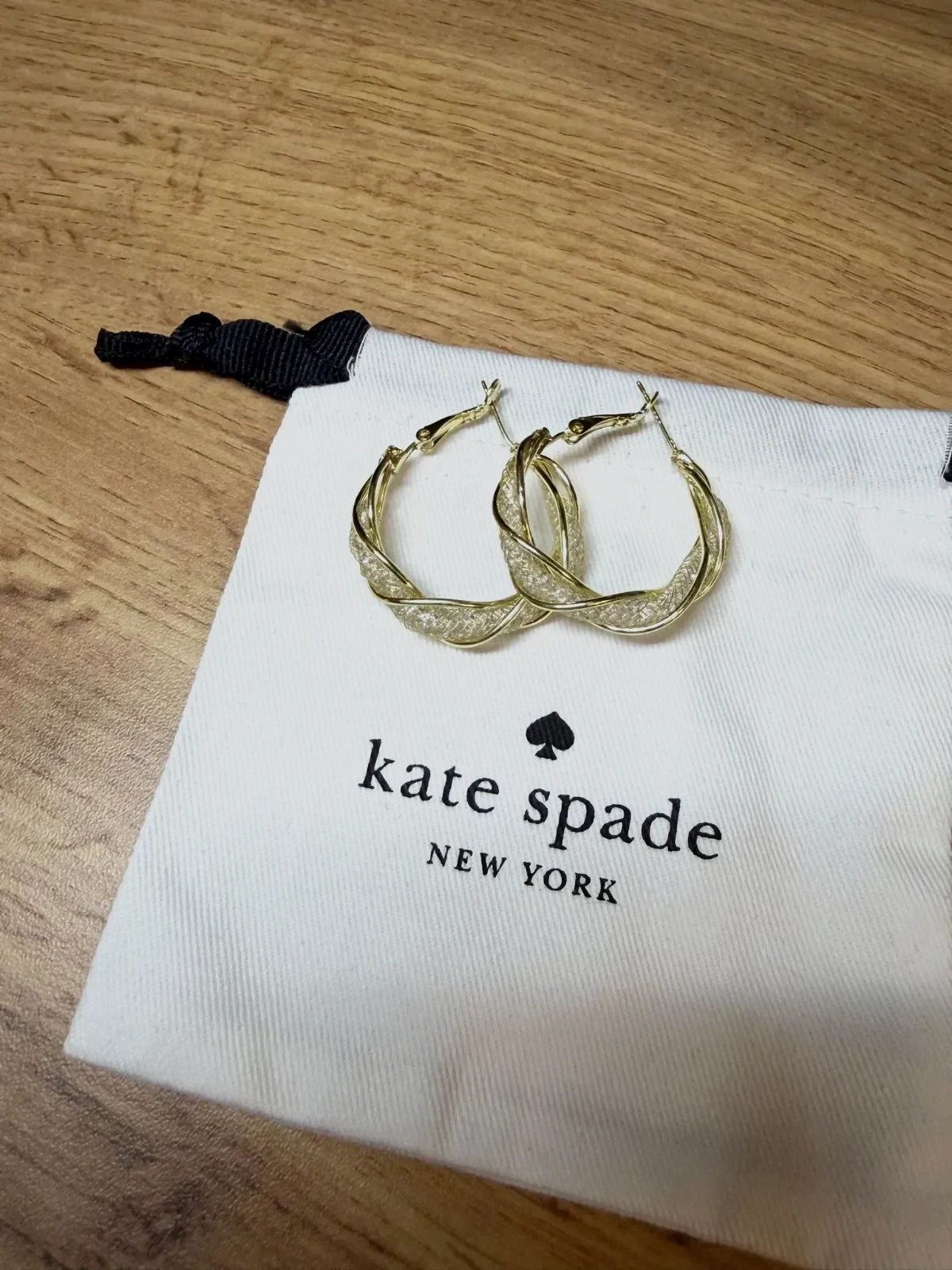 Boucles d'oreilles kate spade dorées texturées