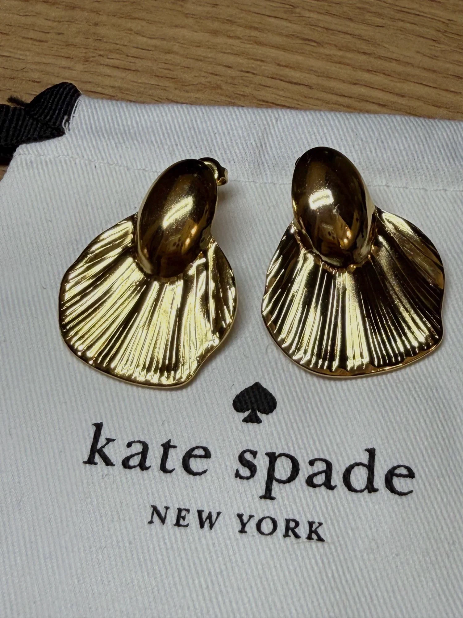 Boucles d'oreilles Kate Spade dorées motif coquillage