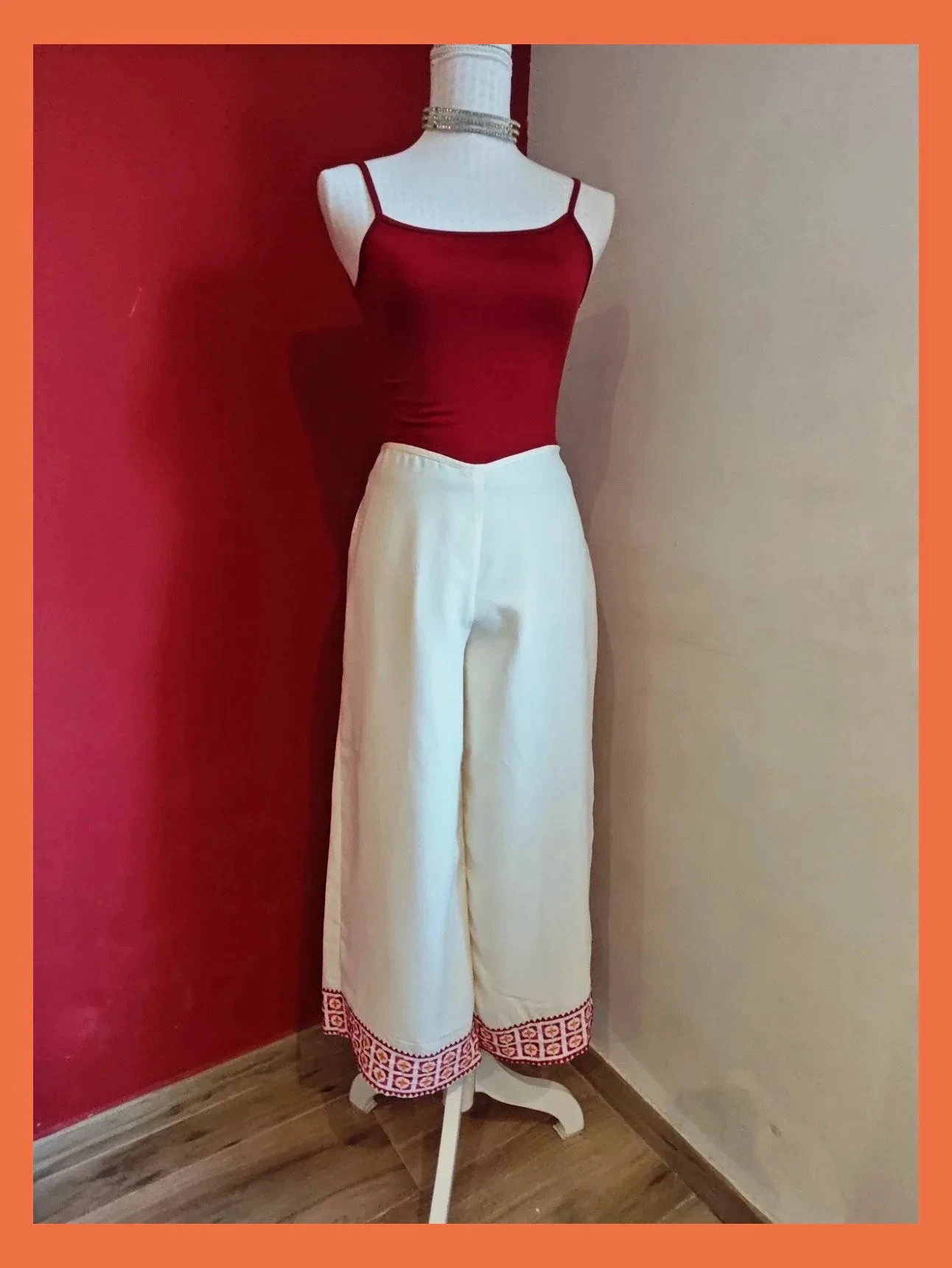 🌺Elegante pantalón culotte de color blanco/crudo, de corte amplio y fluido con bordados en bajos
