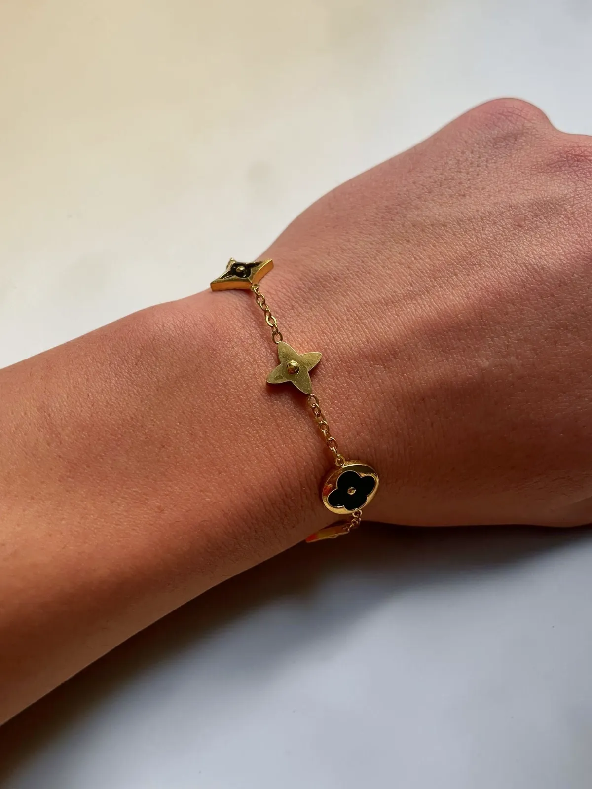 Bracelet chaîne or noir fleurs – ASOS – or noir 3
