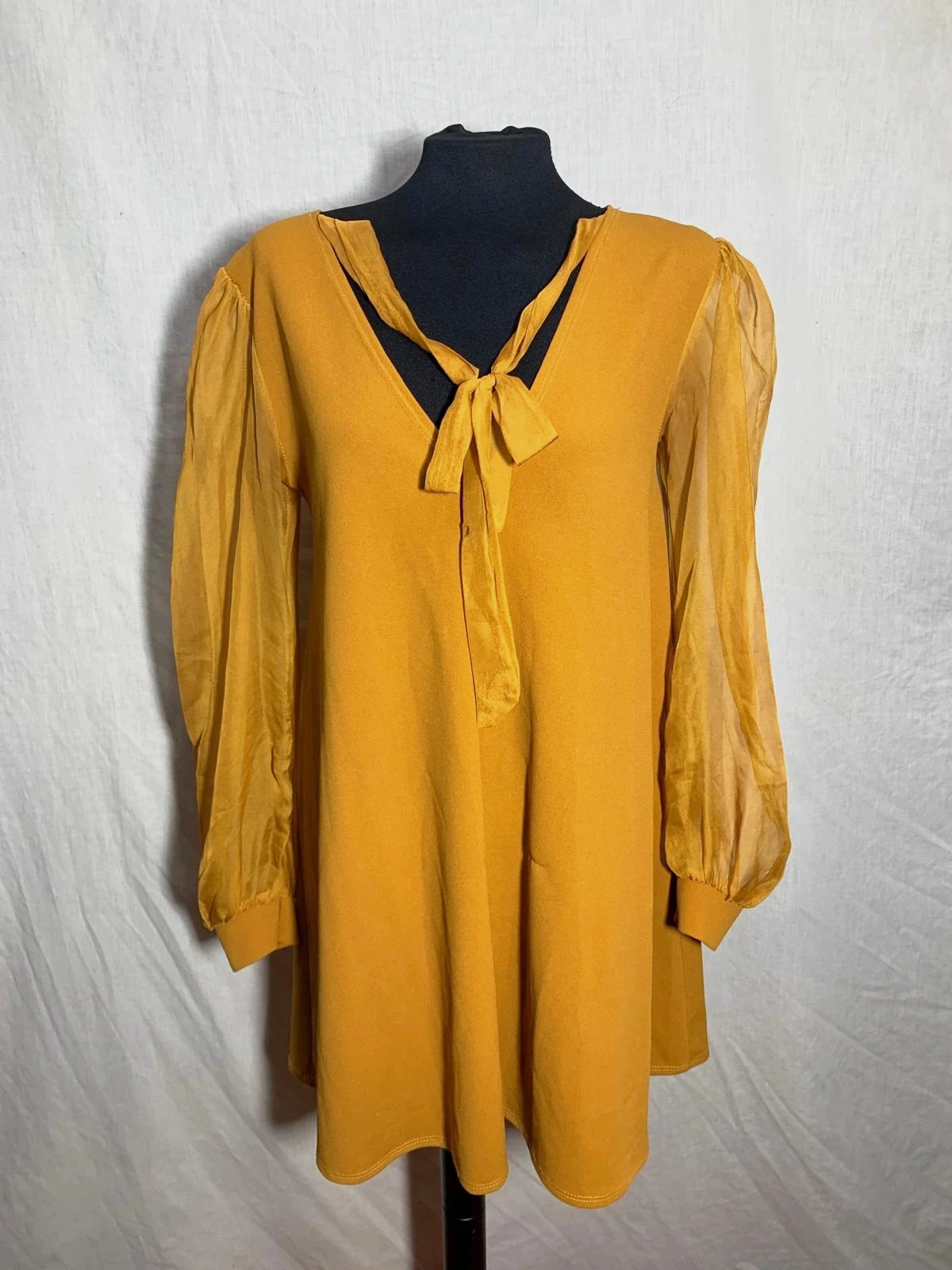Blusa larga mostaza con mangas semitransparentes | Mustard yellow long blouse with sheer sleeves – Vintage Dressing – taille Taille unique