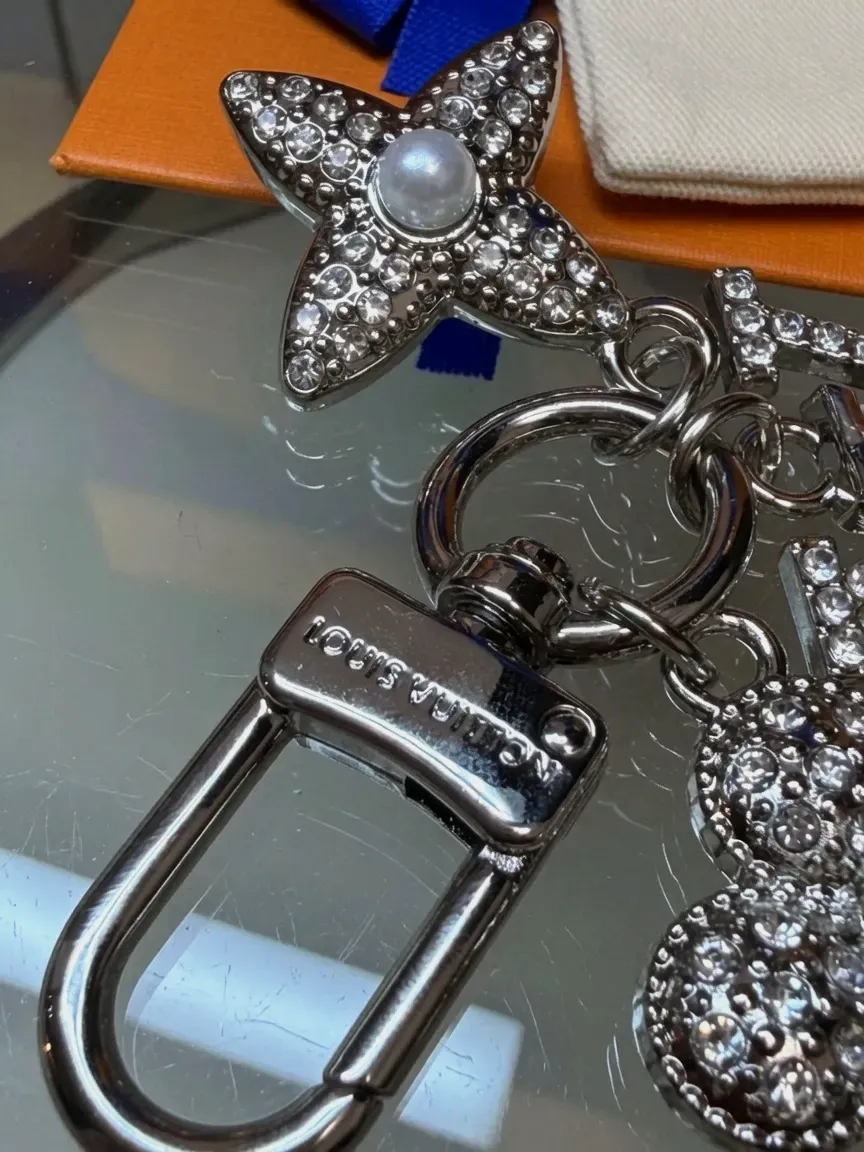 Porte-clés  style Louis Vuitton  – Louis Vuitton – argenté – taille Taille unique 3