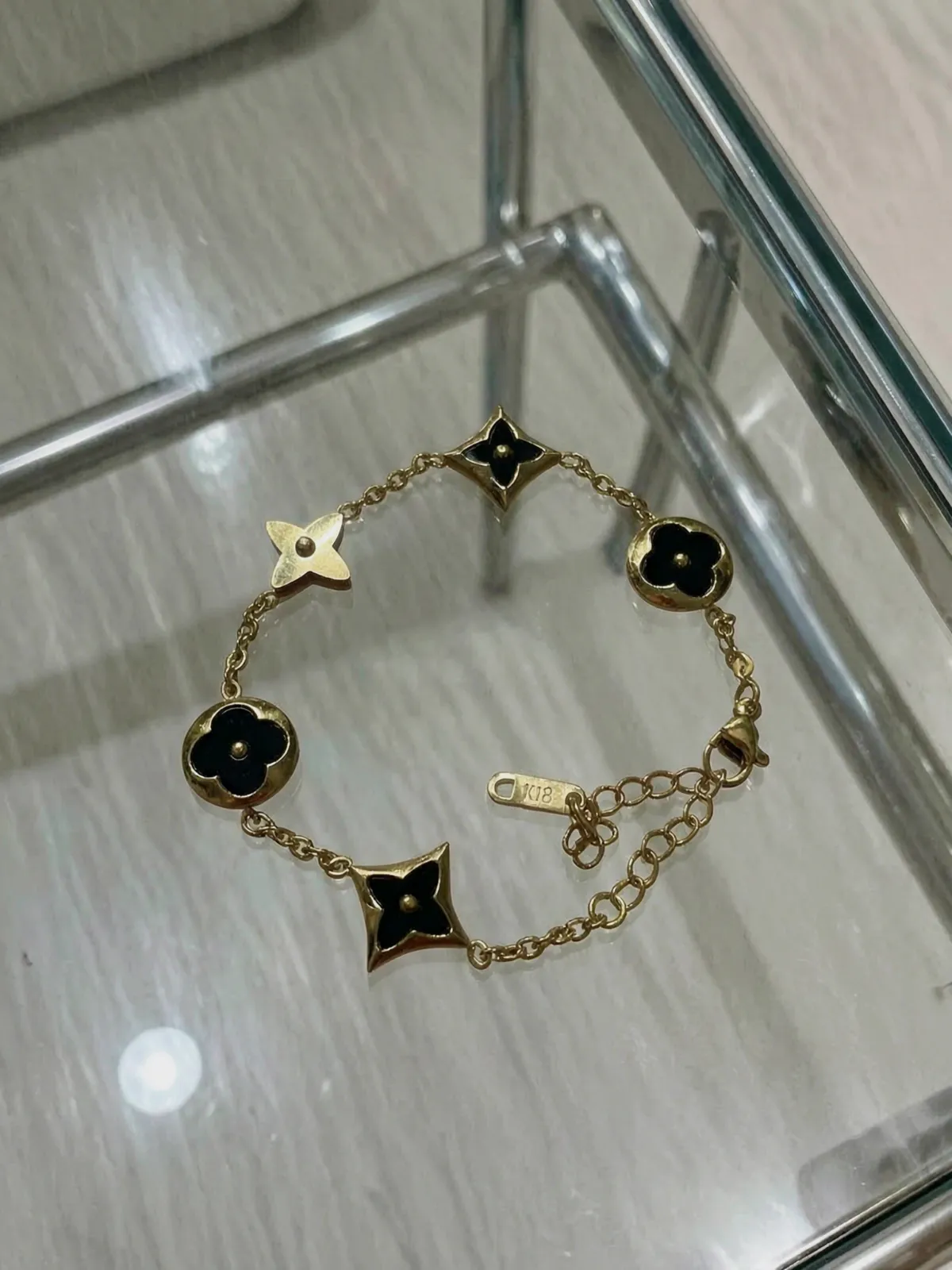 Bracelet chaîne dorée fleurs émail noir – LV – doré 2