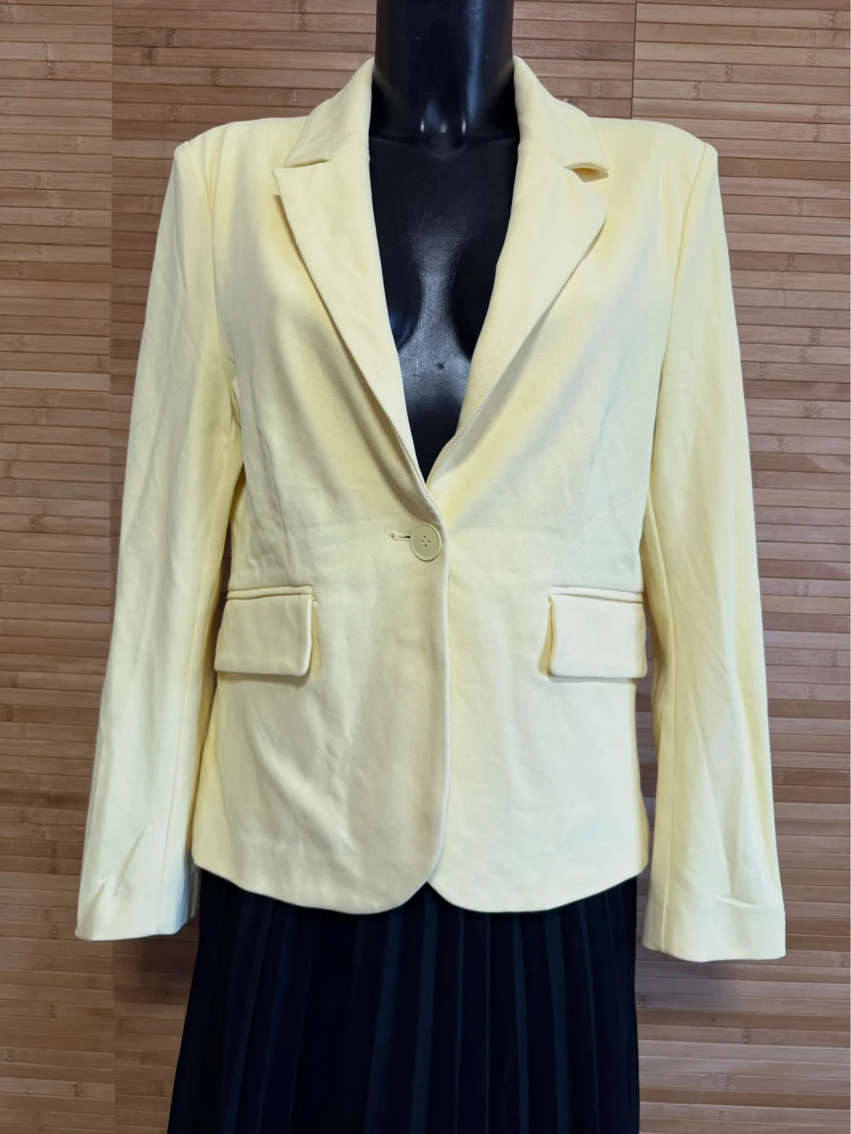 Divino blazer amarillo pastel de Rich&Royal talla 40 😍