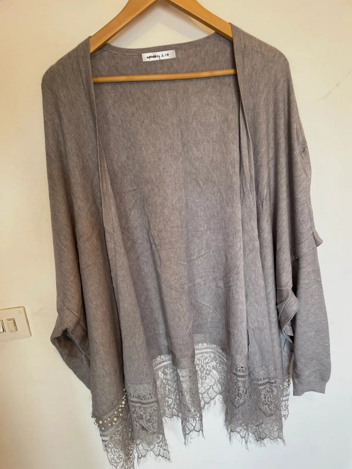 Cárdigan Boho Chic con Encaje y Perlas - Talla Única (XL/XXL) – Memory & Co – taille XL / 42 / 14 5