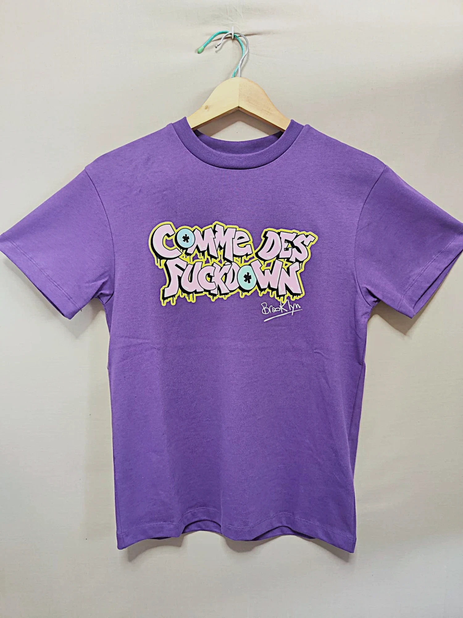 T-shirt violet Comme des Fuckdown imprimé graffiti