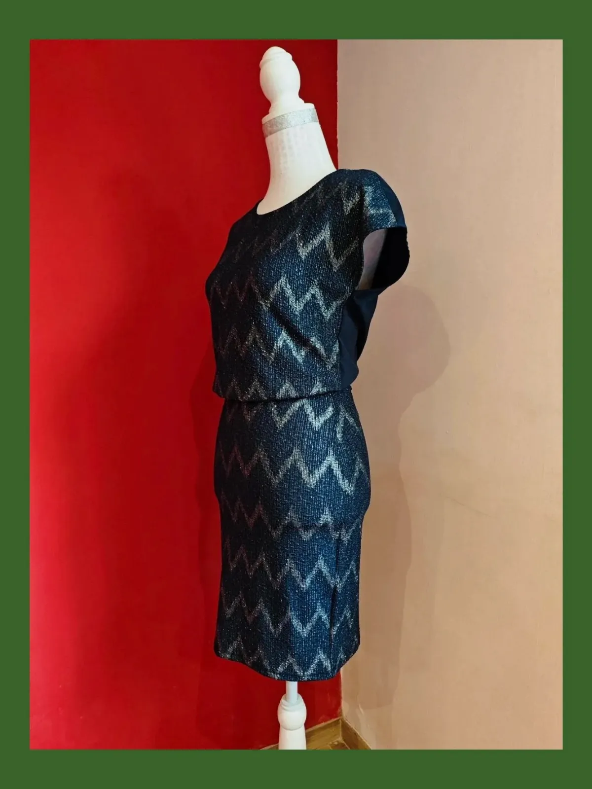 🌺 Bonito vestido azul marino con grecas plateadas de tela elástica – ONLY – taille XS / 34 / 6 2
