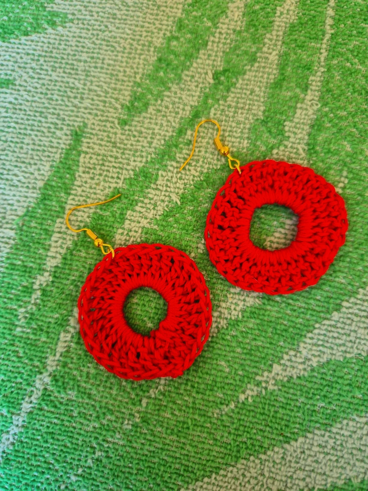 Boucles oreilles rouge - jamais porter