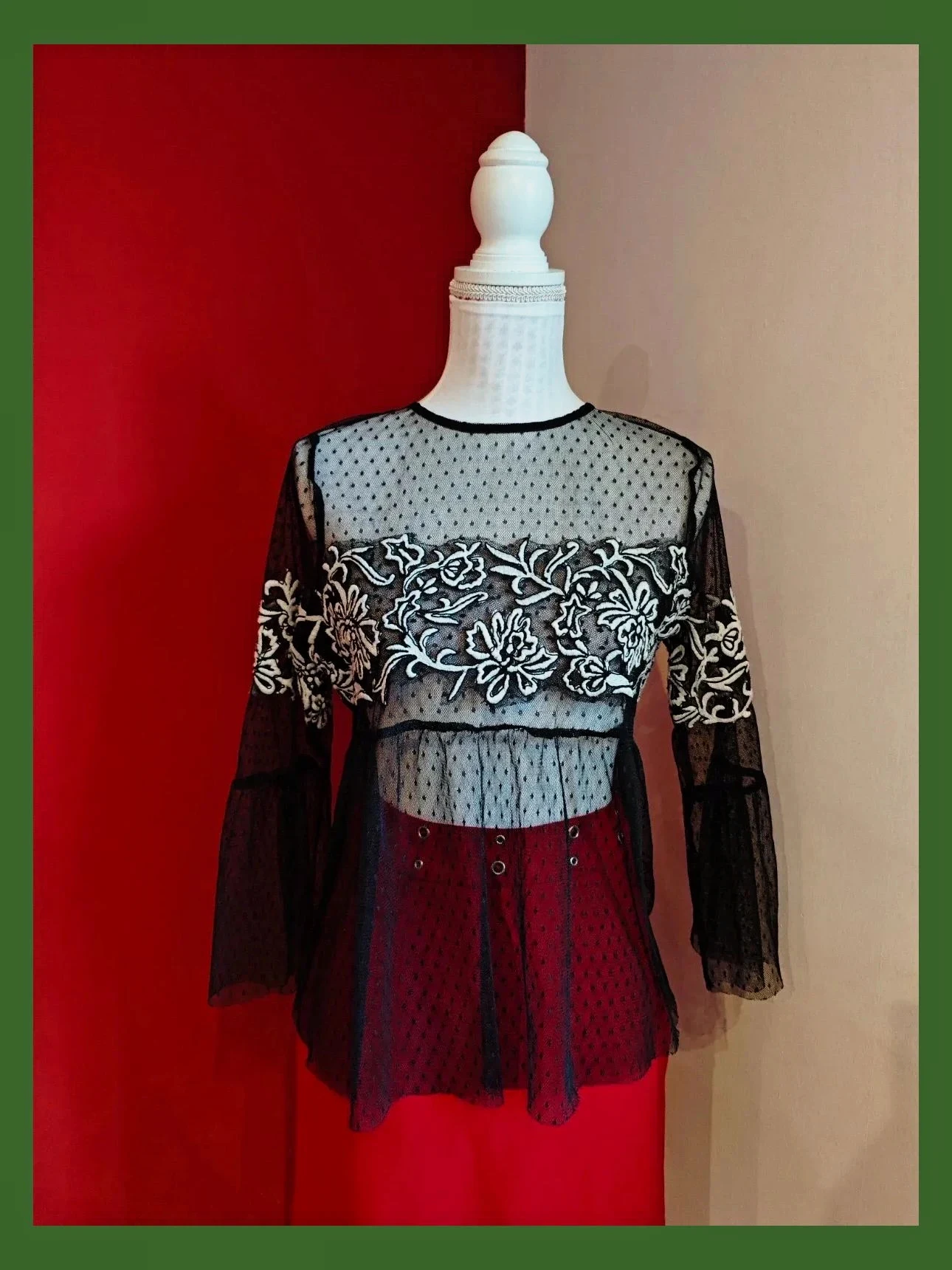 🌺Divina blusa de tela plumeti negra semitransparente con bordados blancos