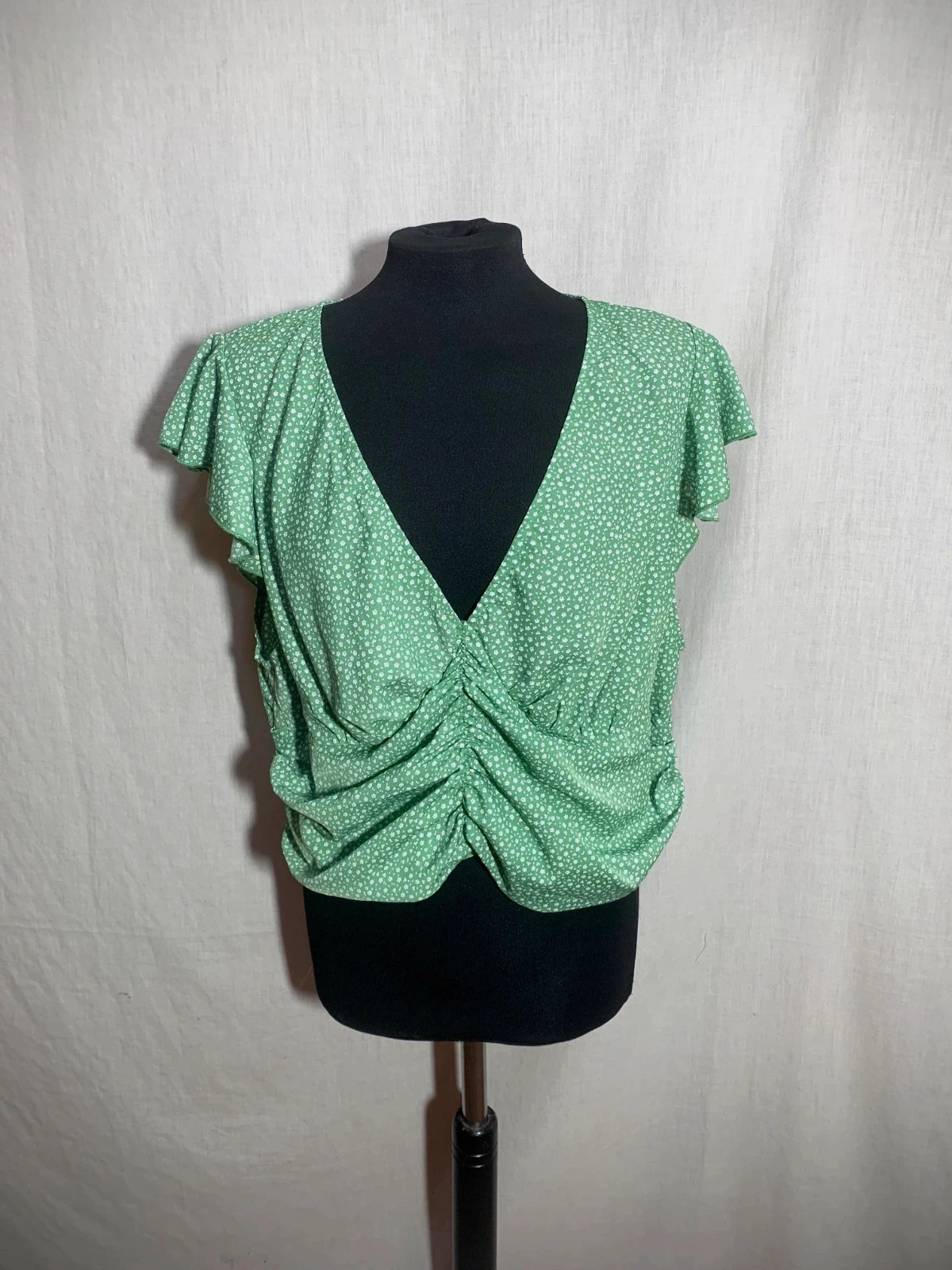 Blusa Crop Top Verde con Detalle Fruncido | Green Crop Top Blouse with Ruched Detail