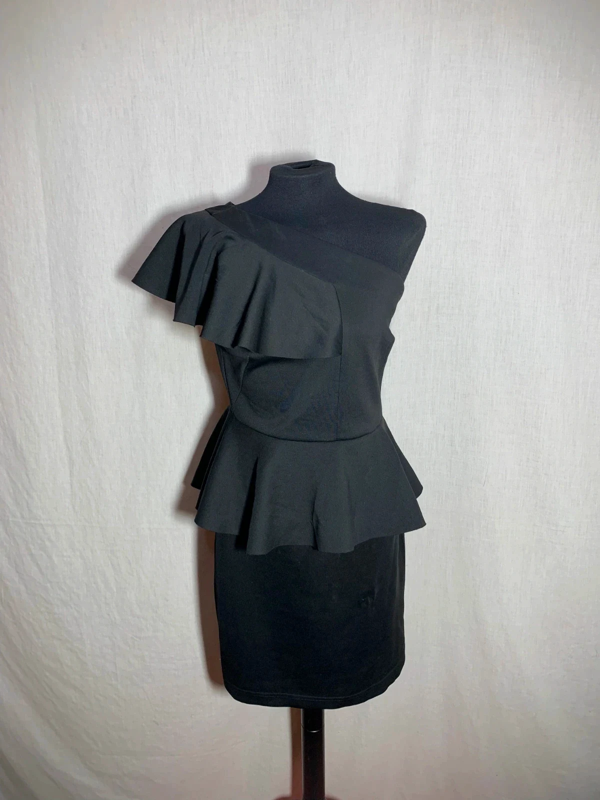 Blusa Negra Asimétrica con Volante y Peplum | Black Asymmetric Ruffled Blouse | SuiteBlanco
