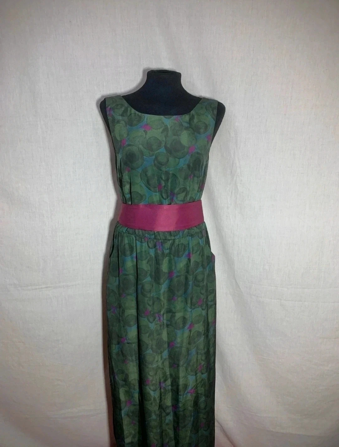 Vestido Largo sin Mangas Verde con Cinturón Morado | Green Sleeveless Long Dress with Purple Belt