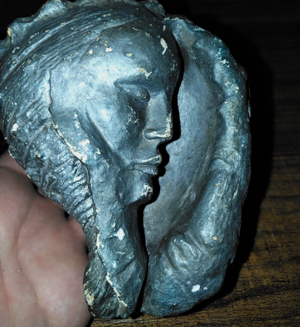 Magnifique et intrigante sculpture en haut-relief représentant un visage de profil aux yeux clos.