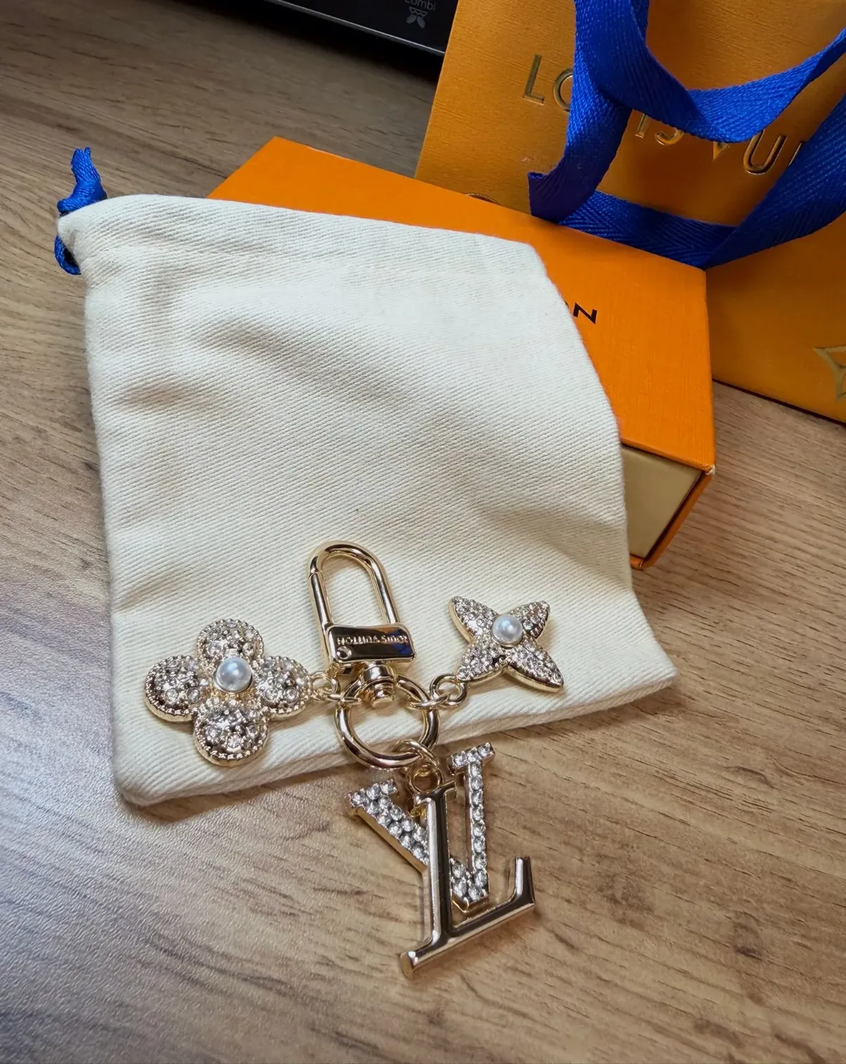 Porte-clés Louis Vuitton LV strass fleurs – Louis Vuitton – doré – taille S 2